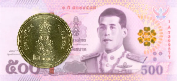 Новых Монеты Тай Бат Против 500 Новых Банкнот Тай Бат — стоковое фото