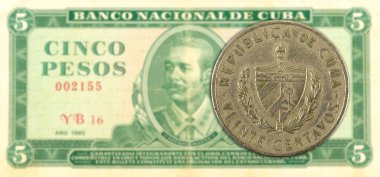 5 küba pezosu banknot karşı 20 küba centavo sikke