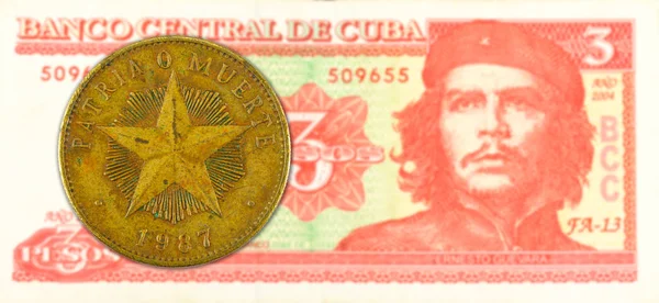 1 Kubansk peso-mynt mot 3 Kubansk peso sedel — Stockfoto