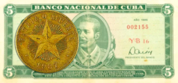 Moeda de 1 peso cubano contra nota de 5 peso cubano — Fotografia de Stock