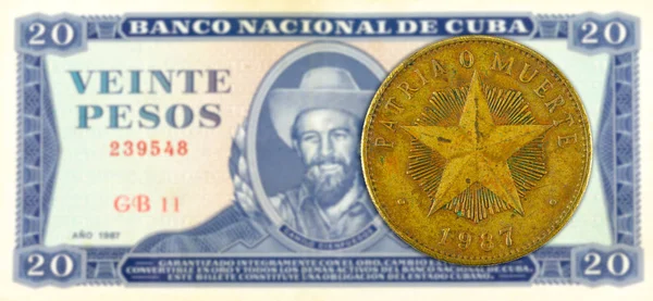 1 кубинская монета песо против 20 кубинских песо банкноты — стоковое фото