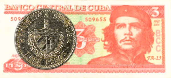 3 Kubansk peso mynt mot 3 Kubansk peso sedel — Stockfoto