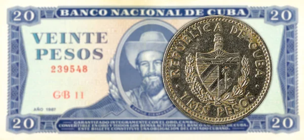 3 Kubansk peso mynt mot 20 Kubansk peso sedel — Stockfoto