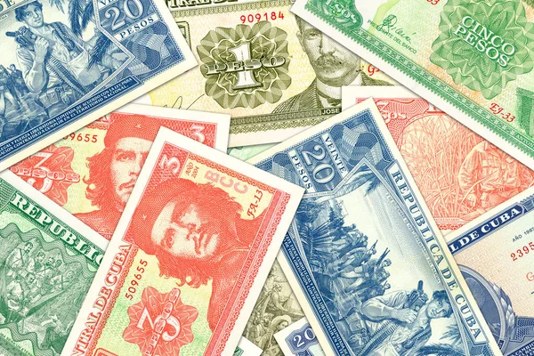 büyüyen ekonomiyi gösteren bazı Küba pezosu banknotları