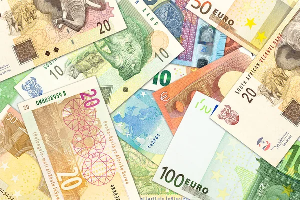 Niektóre banknoty z Rand południowoafrykański i banknoty euro wskazujące — Zdjęcie stockowe