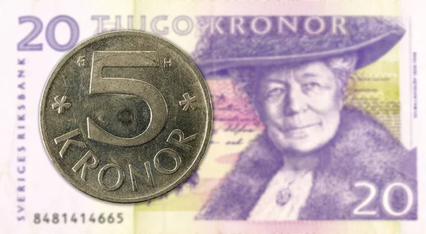 5 Korona szwedzka moneta przeciwko 20 Korona szwedzka Uwaga banku — Zdjęcie stockowe