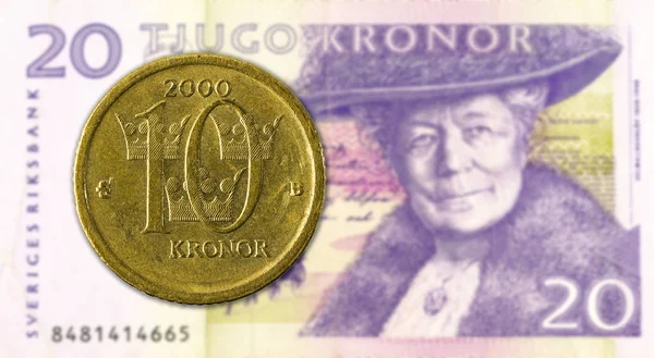 10 svenska kronans mynt mot 20 svensk krona sedel — Stockfoto