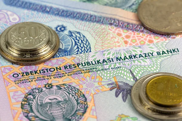 일부 우즈베키스탄 동전과 지폐는 우즈브의 경제 성장을 나타냅니다 — 스톡 사진