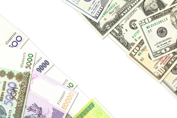 Einige usbekische Som-Banknoten und US-Dollar-Banknoten mit Bilanzierung — Stockfoto