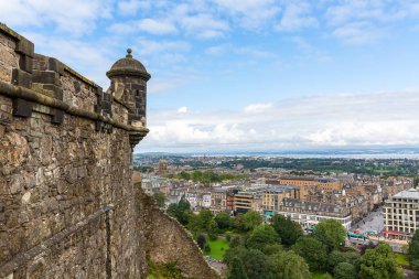 sur ve Edinburg Edinburgh çatıları üzerinde görünümü