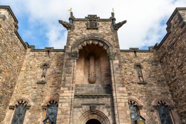 Edinburgh Kalesi'ndeki İskoç Ulusal Savaş Anıtı'na giriş, 