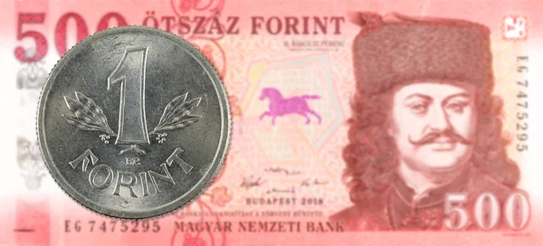 1 magyar forint érme az új 500 forint bankn — Stock Fotó