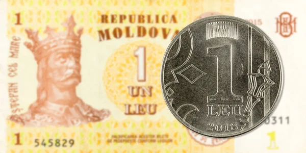1 монета лея молдована против 1 банкноты молдована, указывающей на рост — стоковое фото