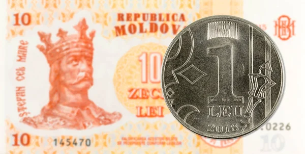 1 pièce de leu moldovan contre 10 billets de banque moldovan indiquant croître — Photo