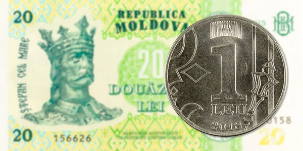 1 Молдовський лей Coin проти 20 молдавських банкнот, що вказують на зростання — стокове фото
