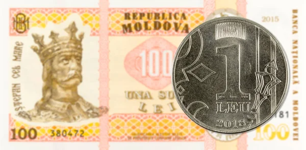 1 moldovan leu coin against 100 moldovan banknote indicating gro — Stock Photo, Image