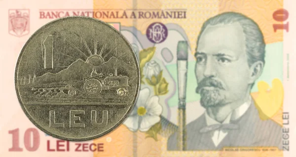 1 румунський лей Coin проти 10 румунський лей банкнота з зазначенням — стокове фото