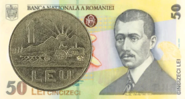1 румунський лей Coin проти 50 румунський лей банкнота з зазначенням — стокове фото