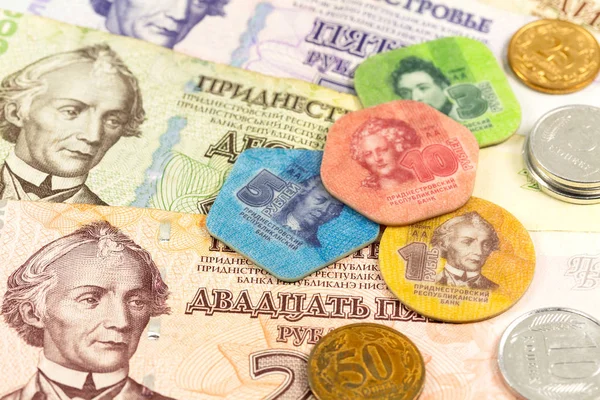 Подробности некоторых банкнот и монет приднестровского рубля с указанием — стоковое фото