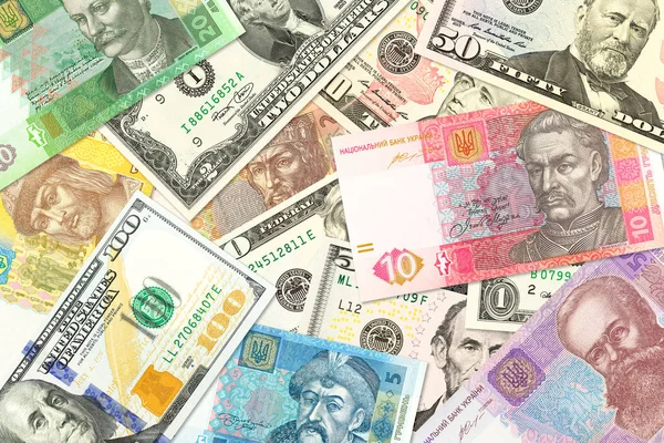 Alcune banconote ucraine in grivna e banconote in dollari americani m — Foto Stock