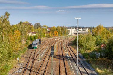 Ebersbach-Neugersdorf, Saksonya, Almanya - 10.13.2019; modern bir bölgesel tren tren tren istasyonundan ayrılır.