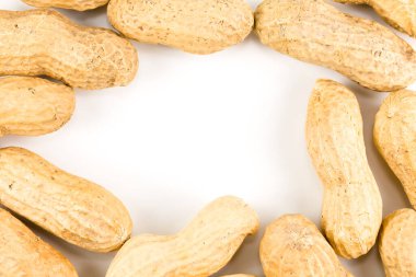 Beyaz arka planda izole edilmiş bazı kurumuş ve kapalı fıstıklar ve sol tarafta kopya alanı var.