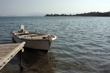 Deniz kenarında bir tekne