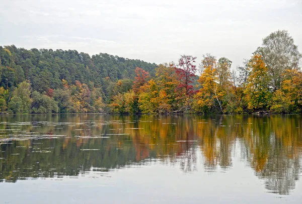 sonbahar manzarası göl kenarında