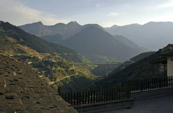 Dağ ve köprü görünümü