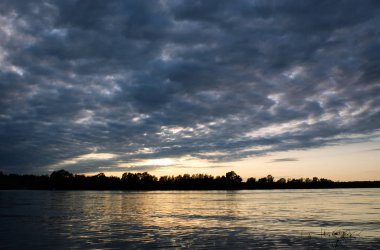 Gökyüzü bulutlarla ve nehirle kaplı