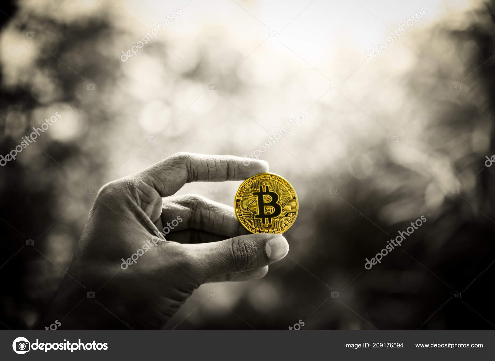 黄金比特币在一个人手数字符号新的虚拟货币—— 库存社论照片© Digitalsoul #209176594