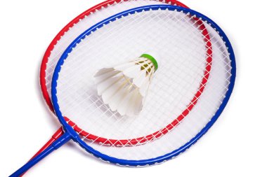badminton raketi ve mekik horozu beyazda izole edilmiş.