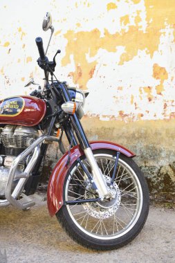 Karnataka, Hindistan - 08 Temmuz 2013, Royal Enfield motosiklet, Hindistan'da ünlü motosiklet