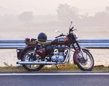 Karnataka, Hindistan - Ocak 08 2017the Royal Enfield motosiklet, Hindistan'da ünlü motosiklet