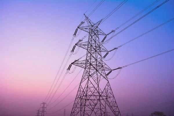 Evning içinde elektrik pilon