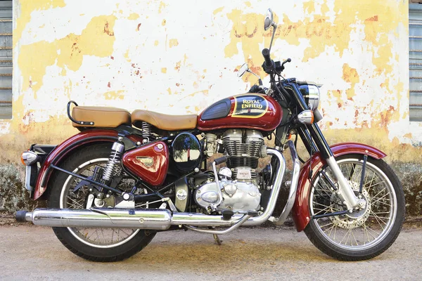 Karnataka, Hindistan - 08 Temmuz 2013, Royal Enfield motosiklet, Hindistan'da ünlü motosiklet