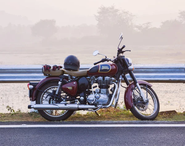 Karnataka, Hindistan - Ocak 08 2017the Royal Enfield motosiklet, Hindistan'da ünlü motosiklet
