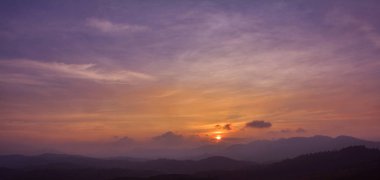 Hindistan'da mavi gökyüzü ile güzel pastel bulutlu gün batımı