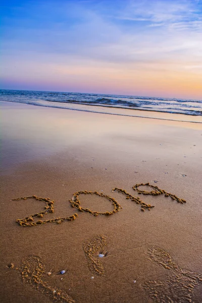 Sahilde Yazı Mutlu Yeni Yıl 2019 Kavramı — Stok fotoğraf