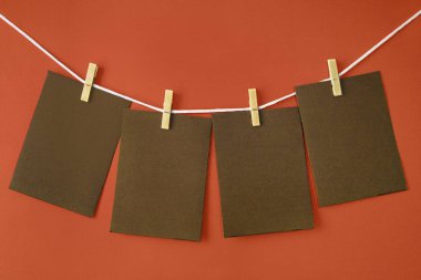 Boş kağıtlar duvara asılı