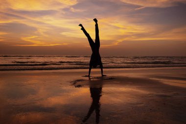 Adam sahilde amut günbatımında yok.