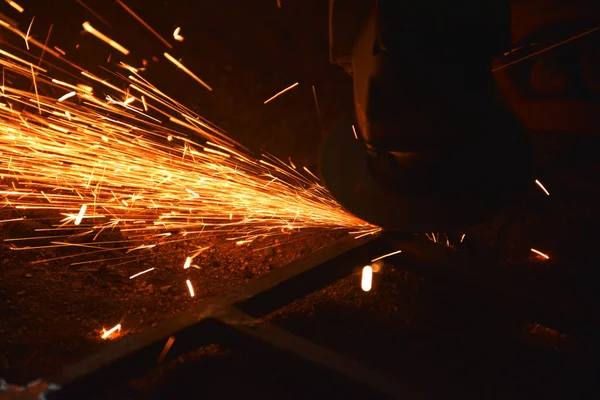 Sihirli parlayan akışı, Sparks koyu arka planda