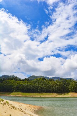Yaz aylarında göl manzara