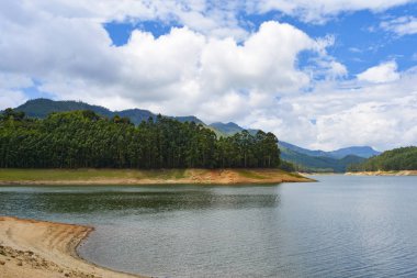 Yaz aylarında göl manzara