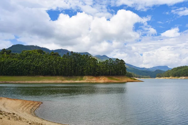 Yaz aylarında göl manzara