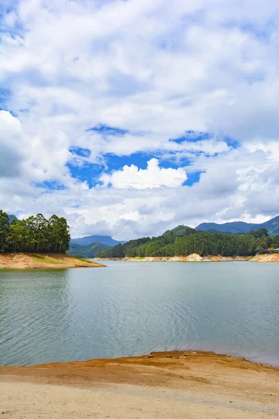 Yaz aylarında göl manzara