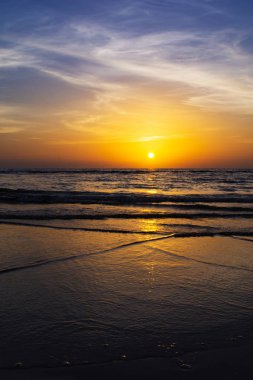 Hint Okyanusu üzerinde Dramatik Gün Batımı