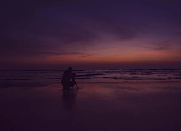 Fotógrafo Com Tripé Pôr Sol — Fotografia de Stock