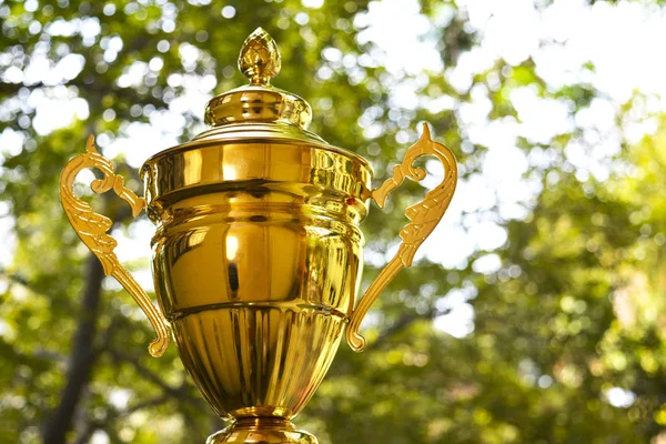 Gouden Trofee Groene Natuur Achtergrond — Stockfoto