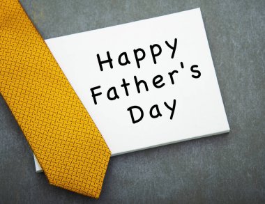 Beyaz Tahta Üzerinde Kravat ile Happy Babalar Günü Metin